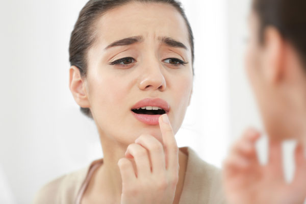 Các vết loét miệng họng gây đau rát, ảnh hưởng tới sinh hoạt hàng ngày